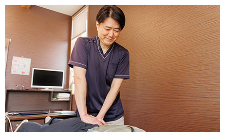 根本的な改善を目的とする施術の様子