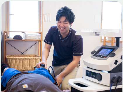 接骨院がく伊勢崎韮塚院で治療機器を使う施術風景
