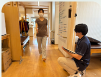 身体の姿勢や動きを確認する様子